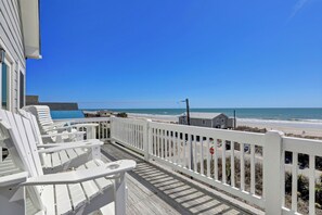Property grounds - Ocean Breeze: Welcoming Oceanfront House steps away from the beach - 4/BR 3/BA (North Topsail Beach)