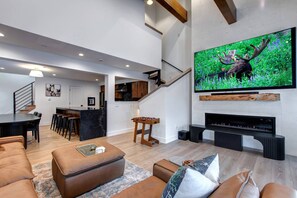 Smart-TV, Kamin, Tischfußball