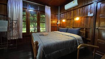 Family Room | Minibar, rollaway beds, free WiFi, bed sheets