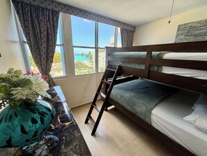 2 habitaciones, escritorio y tabla de planchar con plancha 