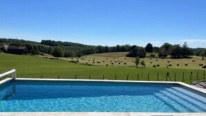 A swimming pool with a view of a rural landscape. - New : Holiday home "Bazeille Haut" with private swimming pool and beautiful view (Saint-Avit-Sénieur)