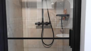 Dusche, Haartrockner, Handtücher