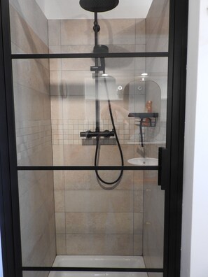 Douche, sèche-cheveux, serviettes fournies