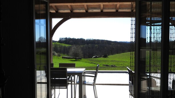 An open patio with a view of a green landscape, a table, and chairs. - New : Holiday home "Bazeille Haut" with private swimming pool and beautiful view (Saint-Avit-Sénieur)