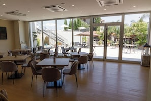 Desayuno completo gratuito y diario