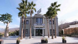 A hotel with a sign reading "HOTEL LA CORTE" and palm trees in front. - park hotel la corte & spa (Palma Campania)