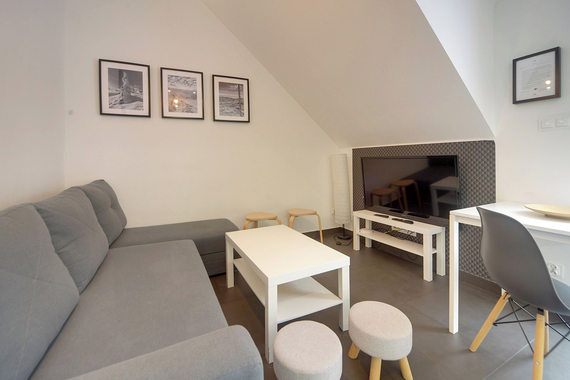 Apartment, Balcony, Mountain View | Living area