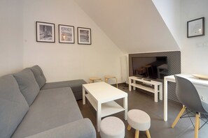 Apartment, Balcony, Mountain View | Living area