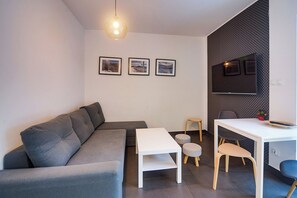 Apartemen, pemandangan gunung, lantai dasar | Area keluarga | TV layar datar
