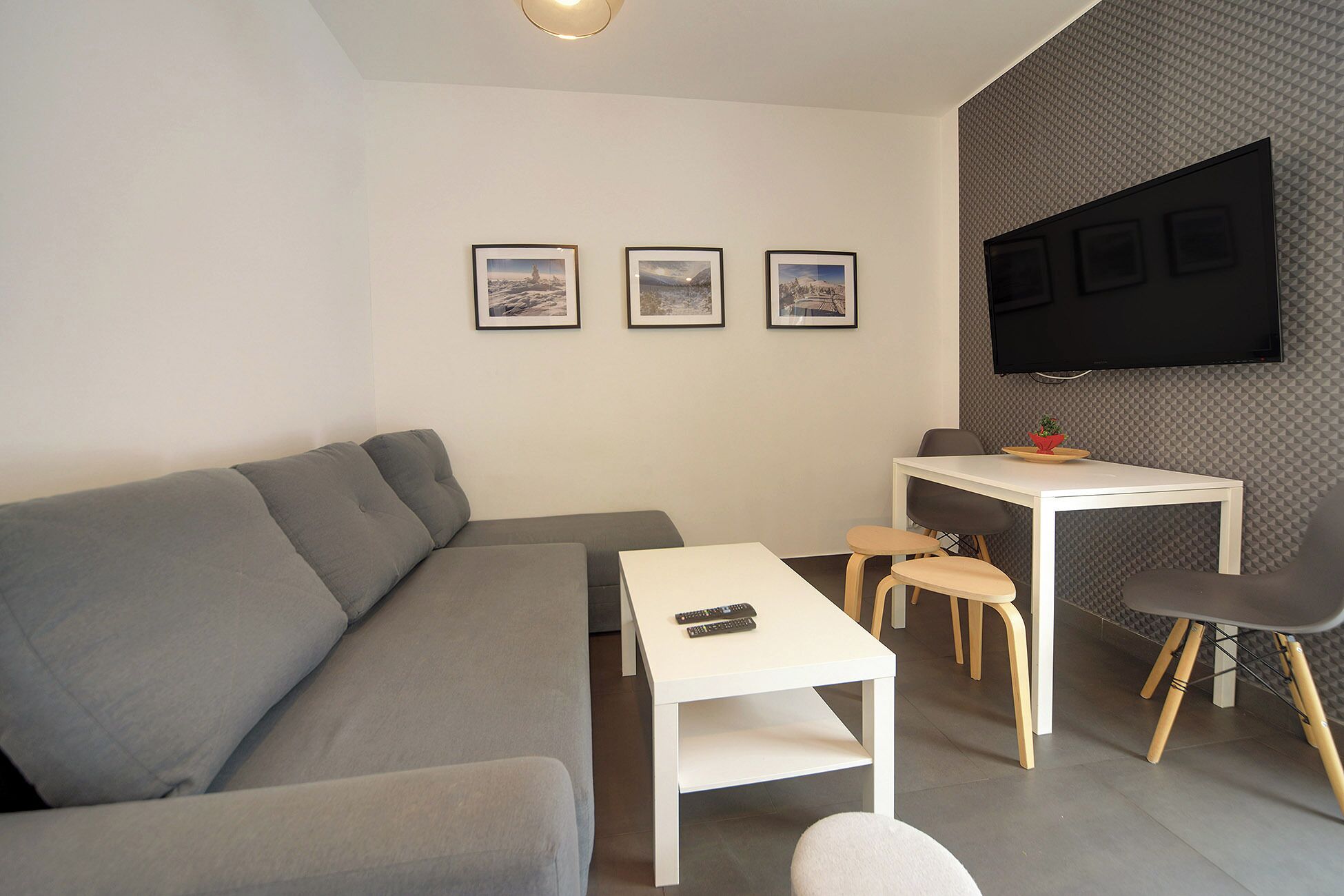 Apartment, Balcony, Mountain View | Living area