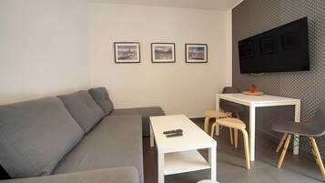 Apartment, Balcony, Mountain View | Living area