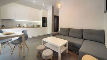 Apartment, Balcony, Mountain View | Living area