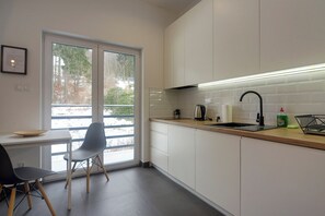 apartman, erkély, kilátással a hegyre | Privát konyha