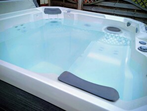 House, 1 Bedroom, Accessible, Pool View | Outdoor spa tub - The Tack Room With Hot Tub (Doncaster)
