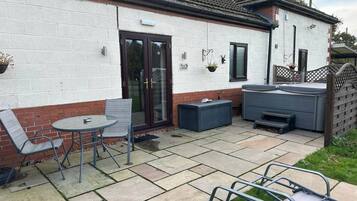 House, 1 Bedroom, Accessible, Pool View | Outdoor dining