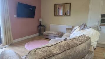 House, 1 Bedroom, Accessible, Pool View | Living room