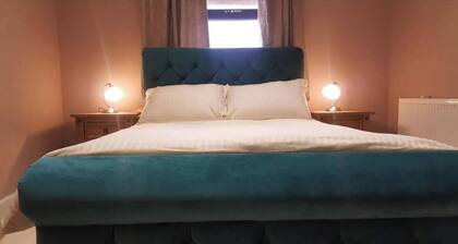 The Stirrups Cottage With Hot Tub