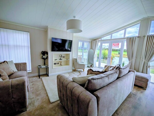 Loft, 2 Bedrooms, Balcony | Living room