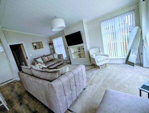 ロフト 2 ベッドルーム バルコニー | リビングルーム