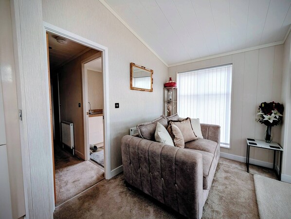 Living room - Lake View Lodgev- NO Pets! (Doncaster)