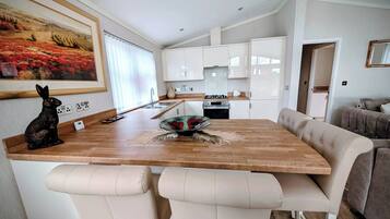 Loft, 2 Bedrooms, Balcony | Private kitchen