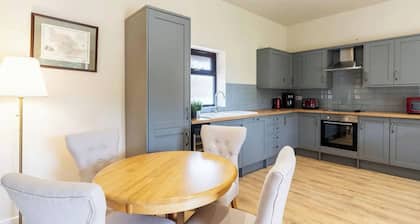 The Saddlery Cottage With Hot Tub