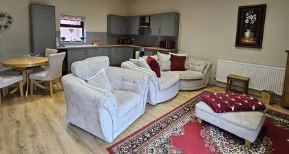 The Saddlery Cottage With Hot Tub