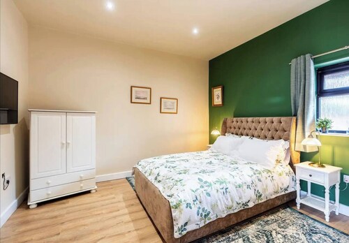 The Saddlery Cottage With Hot Tub