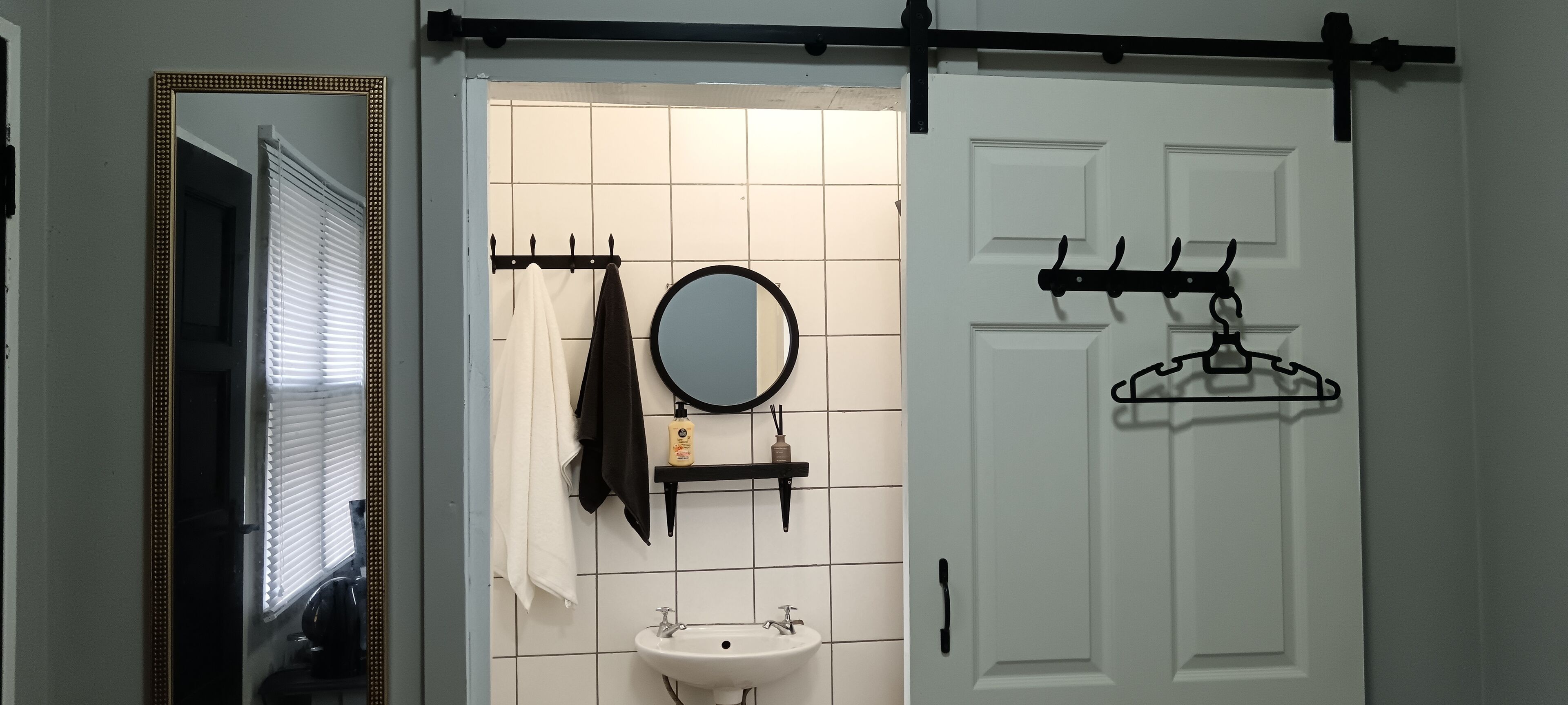 Haartrockner, Handtücher, Seife, Toilettenpapier