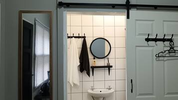 Haartrockner, Handtücher, Seife, Toilettenpapier