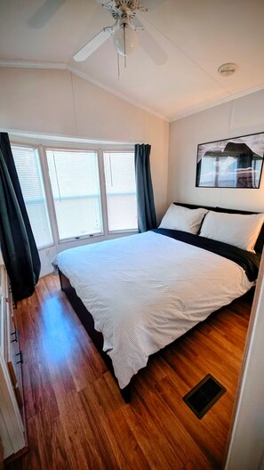 Iron/ironing board, internet, bed sheets