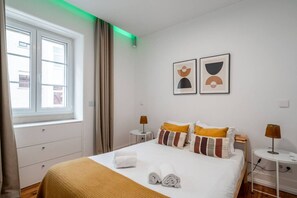 Tabla de planchar con plancha, wifi y ropa de cama 