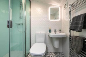Dusche, Haartrockner, Handtücher, Toilettenpapier
