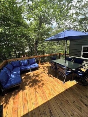 A wooden deck with a built-in seating area and a table with chairs. - SW-59 Discounted Concert Packages! Deaver's Delight Newly remodeled (Beech Mountain)