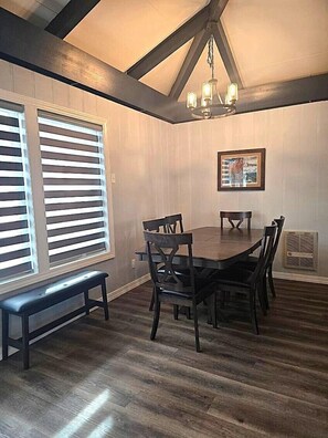 Dining - SW-59 Discounted Concert Packages! Deaver's Delight Newly remodeled (Beech Mountain)