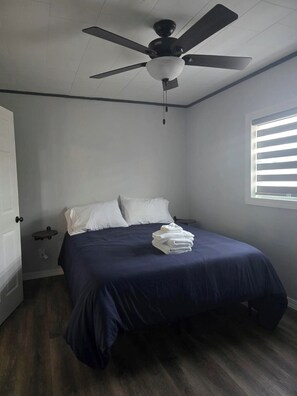 Tabla de planchar con plancha, wifi gratis y ropa de cama