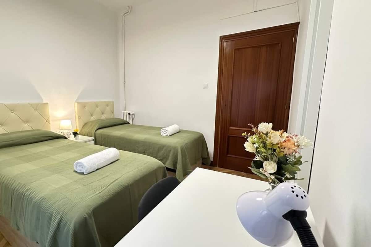 Habitació amb dos llits individuals, bany compartit | Planxa i posts de planxar i wifi gratuïta