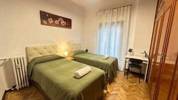 Habitación con 2 camas individuales, baño compartido | Tabla de planchar con plancha y wifi gratis