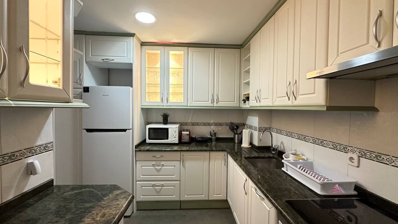 Frigorífico, microondas, placa de cocina y tostadora