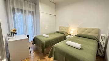 Habitación con 2 camas individuales, baño compartido | Tabla de planchar con plancha y wifi gratis