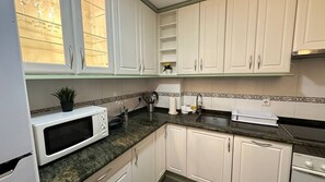 Refrigerador, microondas, parrilla de estufa y tostadora 