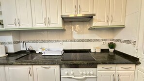 Fridge, microwave, stovetop, toaster - Rooms Don Ramon De La Cruz  (Madrid)