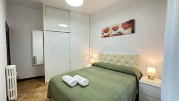 Habitación doble, baño compartido | Tabla de planchar con plancha y wifi gratis