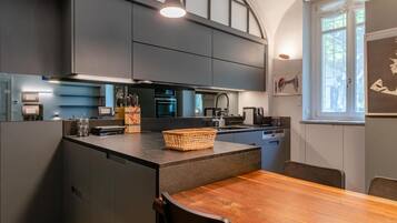 Coffee/tea maker, fridge, microwave, oven