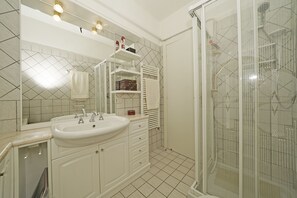 Shower, hair dryer, bidet, towels - Blue Vista Gardone Riviera (Gardone Riviera)