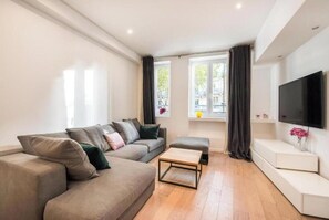 Smart TV - Your Parisian Home in Saint-Germain-des-Prés (Paris)