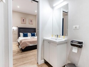 Douche, sèche-cheveux, serviettes fournies, savon