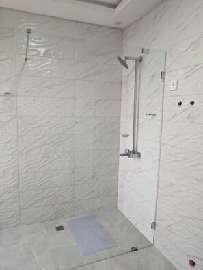 Hair dryer, towels, toilet paper - Luxery 3-bedroom villa with ACs in a secure and assessable neighborhood in Limbe (Limbe)