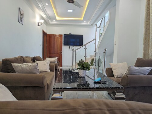 Luxery 3-bedroom villa with ACs in a secure and assessable neighborhood in Limbe