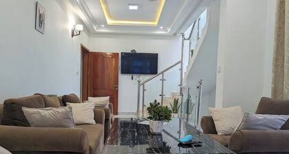 Luxery 3-bedroom villa with ACs in a secure and assessable neighborhood in Limbe